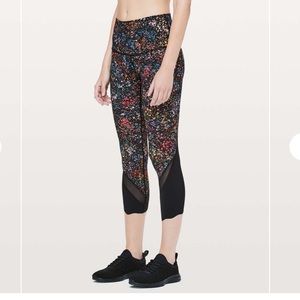 Lululemon Wunder Under Crop II Scallop 24" Flowerescent Black Multi Size 4